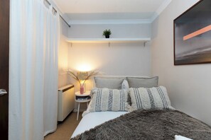 1 habitación, tabla de planchar con plancha, wifi gratis y ropa de cama 