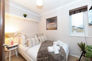 1 bedroom, iron/ironing board, free WiFi, bed sheets - Kensal Green One Bedroom Close to Ladbroke Grove - Sleeps 3 People - Pass the Keys (London)