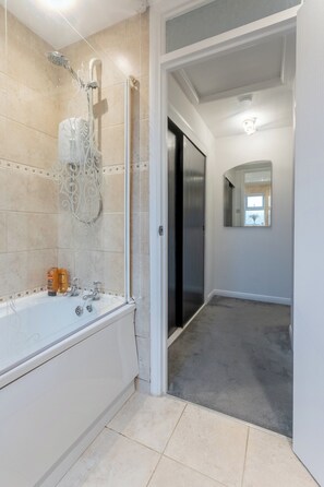 Towels - A lovely modern, comfortable one bedroom house - Pass the Keys (Southend-on-Sea)