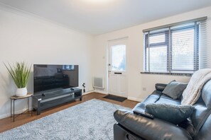 TV - A lovely modern, comfortable one bedroom house - Pass the Keys (Southend-on-Sea)