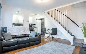 TV - A lovely modern, comfortable one bedroom house - Pass the Keys (Southend-on-Sea)