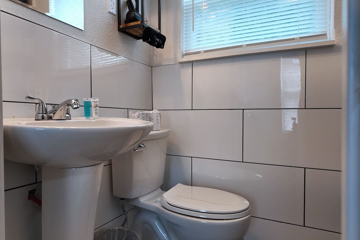 Een douche, een haardroger, handdoeken