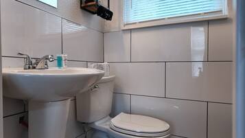 Een douche, een haardroger, handdoeken