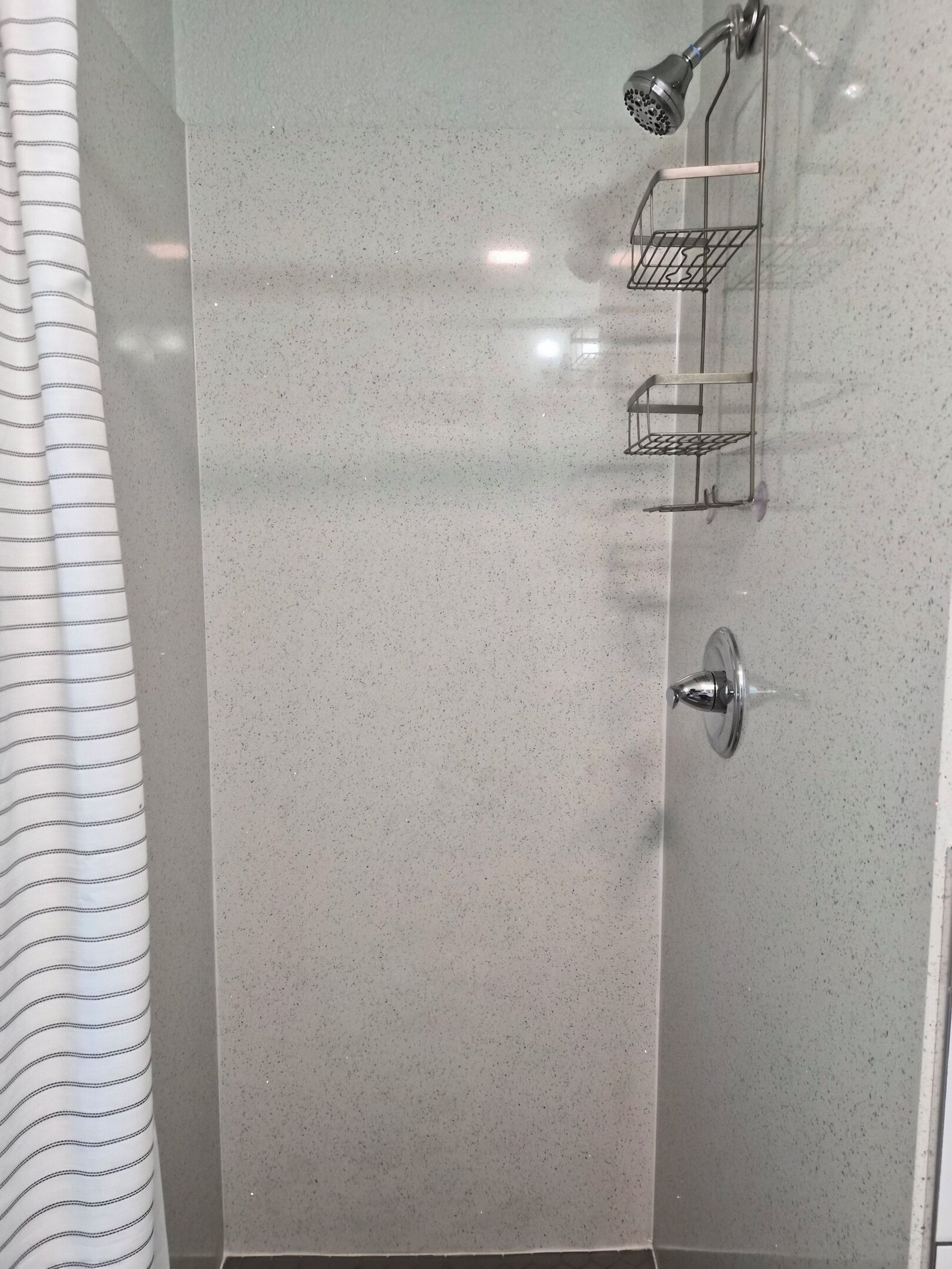Een douche, een haardroger, handdoeken