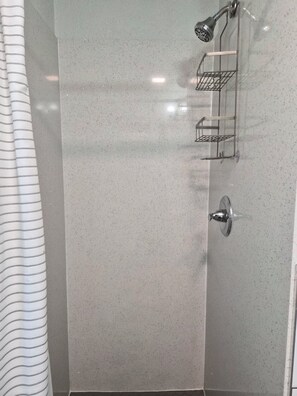Een douche, een haardroger, handdoeken