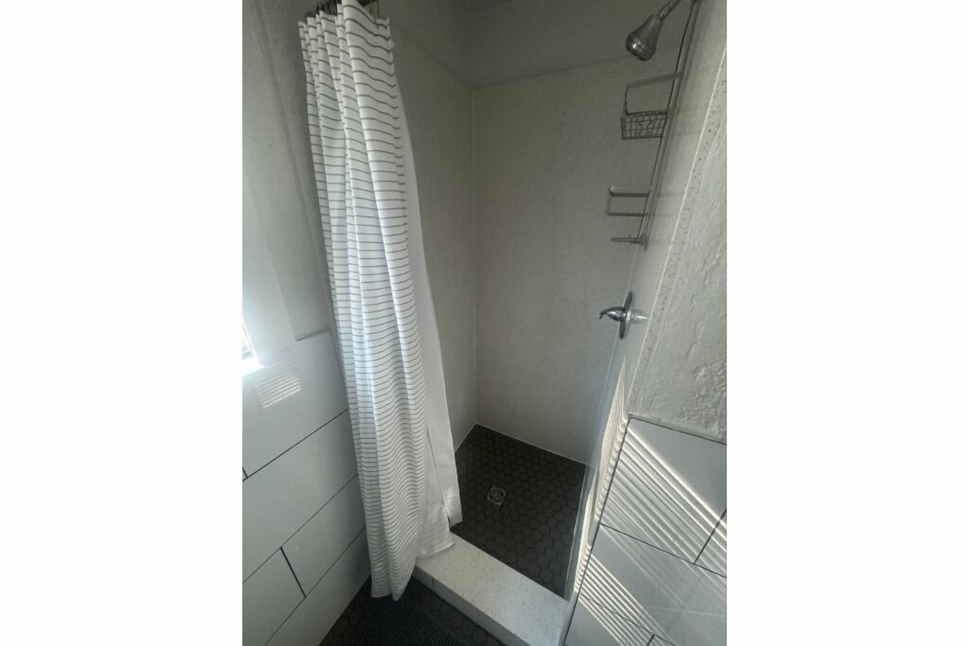 Een douche, een haardroger, handdoeken