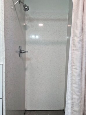 Shower, towels - The Cannondale at PWC (Hot Springs)