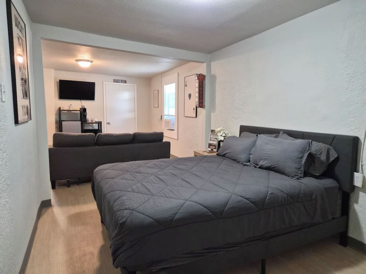 Tabla de planchar con plancha, wifi gratis y ropa de cama 