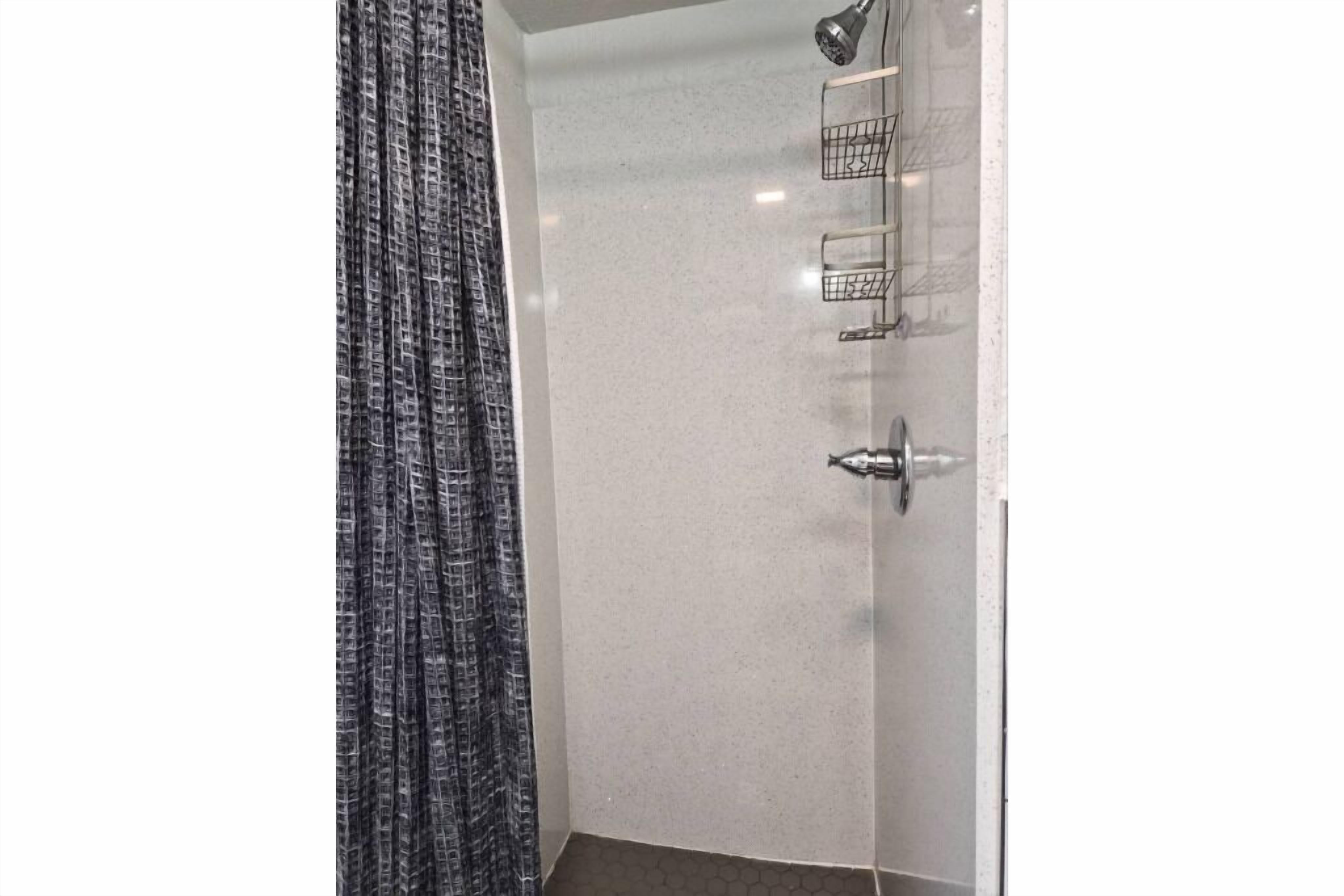 Regadera, secadora de cabello, toallas 