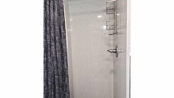 Regadera, secadora de cabello, toallas