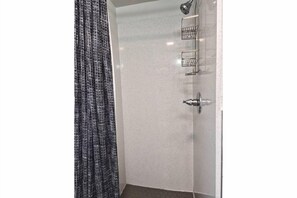 シャワー、ヘアドライヤー、タオル