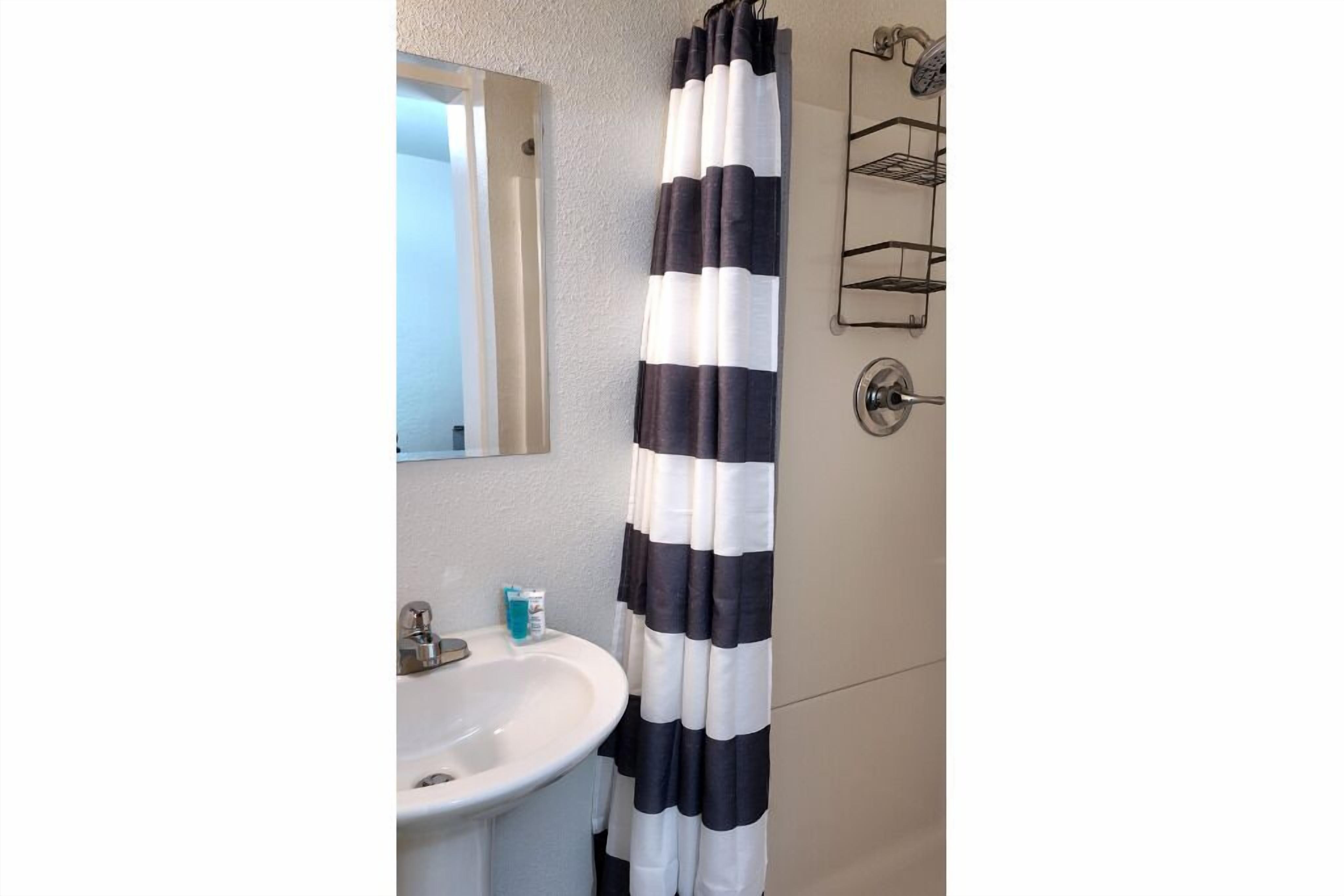Chuveiro, secador de cabelo, toalhas de banho 