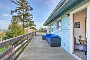 Terrace/patio - Family fun in this spacious 3 bedroom home with game room and ocean views (Brookings)