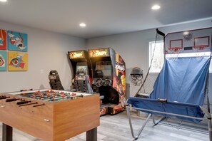 Games room - Family fun in this spacious 3 bedroom home with game room and ocean views (Brookings)
