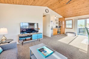 Una Smart TV, videojuegos, un reproductor de DVD, un futbolín