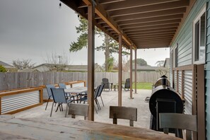 Outdoor dining - Family fun in this spacious 3 bedroom home with game room and ocean views (Brookings)