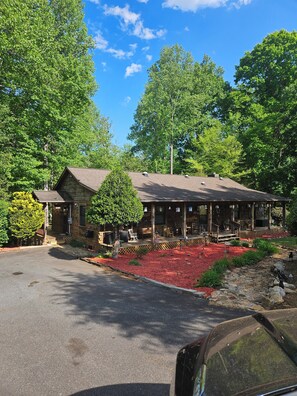 Exterior - Quiet 3 bedroom cabin retreat in Rutherfordton (Rutherfordton)