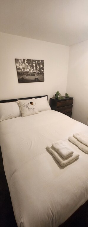 Een strijkplank/strijkijzer, wifi, beddengoed