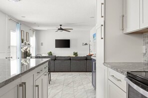 Kjøleskap, mikrobølgeovn, ovn og kokeplater