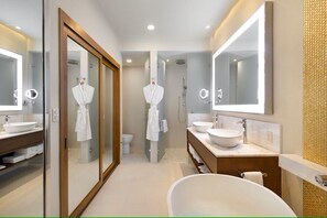 Haartrockner, Bidet, Handtücher, Seife