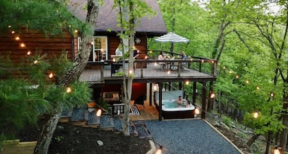 Montview Chalet: Panoramic Views, Sauna, Hot Tub, Firepit, EV and Seclusion