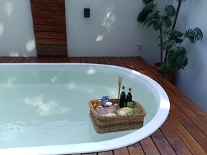 Bañera de hidromasaje al aire libre