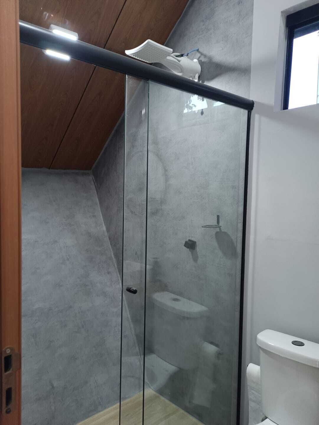 Douche, serviettes fournies, papier toilette
