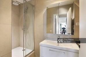 Dusche, Haartrockner, Handtücher, Seife