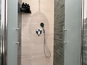 Douche, séchoir à cheveux, bidet, serviettes fournies