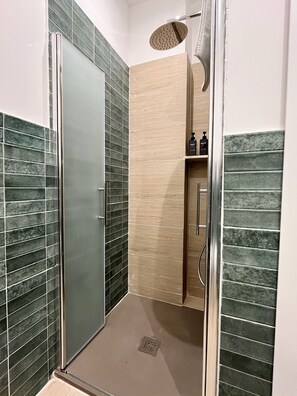Dusche, Haartrockner, Bidet, Handtücher