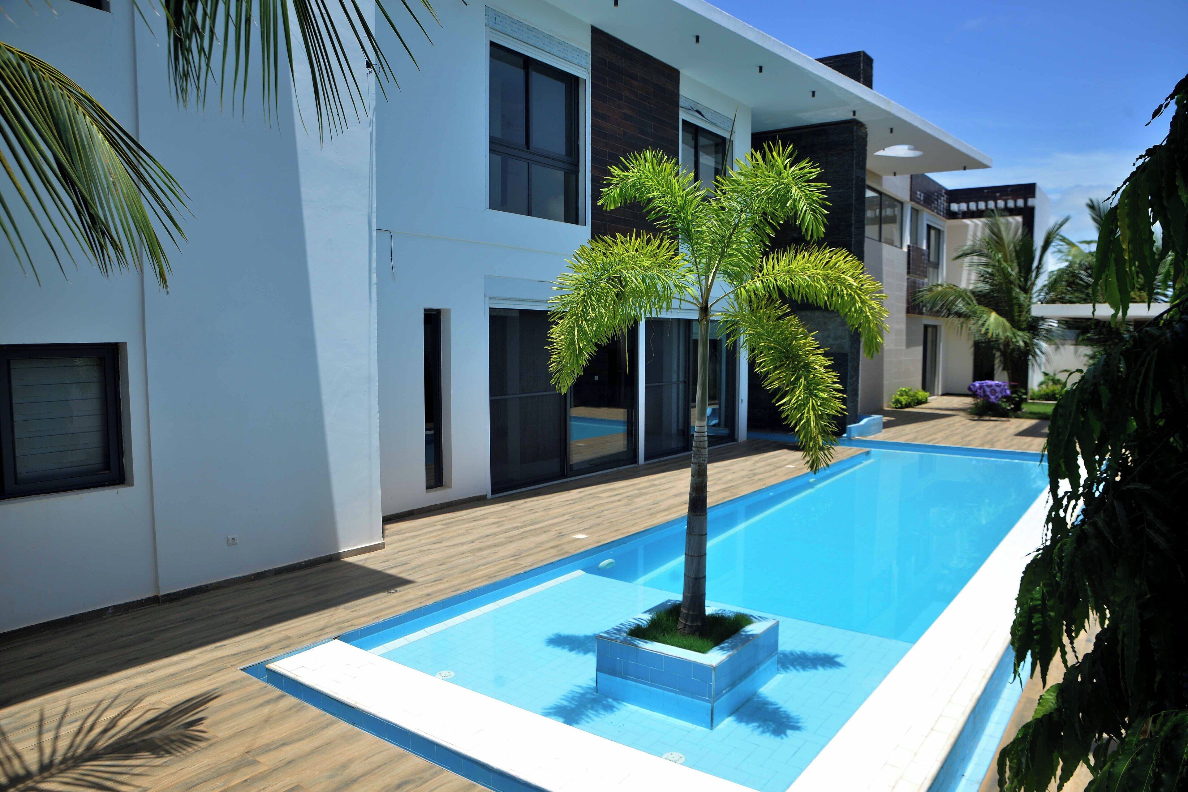 Utendørsbasseng og et oppvarmet basseng