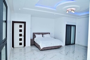 5 bedrooms, iron/ironing board, travel cot, free WiFi - PalmView Saly / Ngaparou - Luxury & Serenity Villa in Senegal. (Saly)
