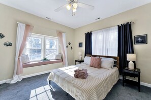 3 bedrooms, iron/ironing board, travel cot, free WiFi - Minutes from the Sand, 3BR, Dogs Welcome! (Norfolk)