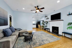 Living area - Minutes from the Sand, 3BR, Dogs Welcome! (Norfolk)