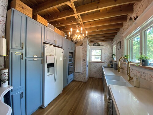 Elegant 2BR Craftsman w/ Fireplace, across from UM, sleeps 4