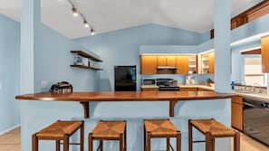 Microwave, oven, stovetop, dishwasher - Terrific spacious 3 bedroom home -Sunroom-Backyard-Near Orlando & Tampa (Mulberry)