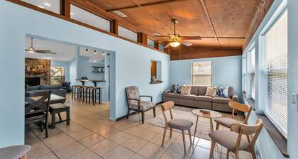 Terrific spacious 3 bedroom home -Sunroom-Backyard-Near Orlando & Tampa