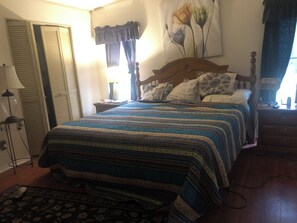 2 bedrooms, WiFi, bed sheets - Cozy 2-bedroom home with amenities and a short drive to beaches or Disney parks (DeLand)