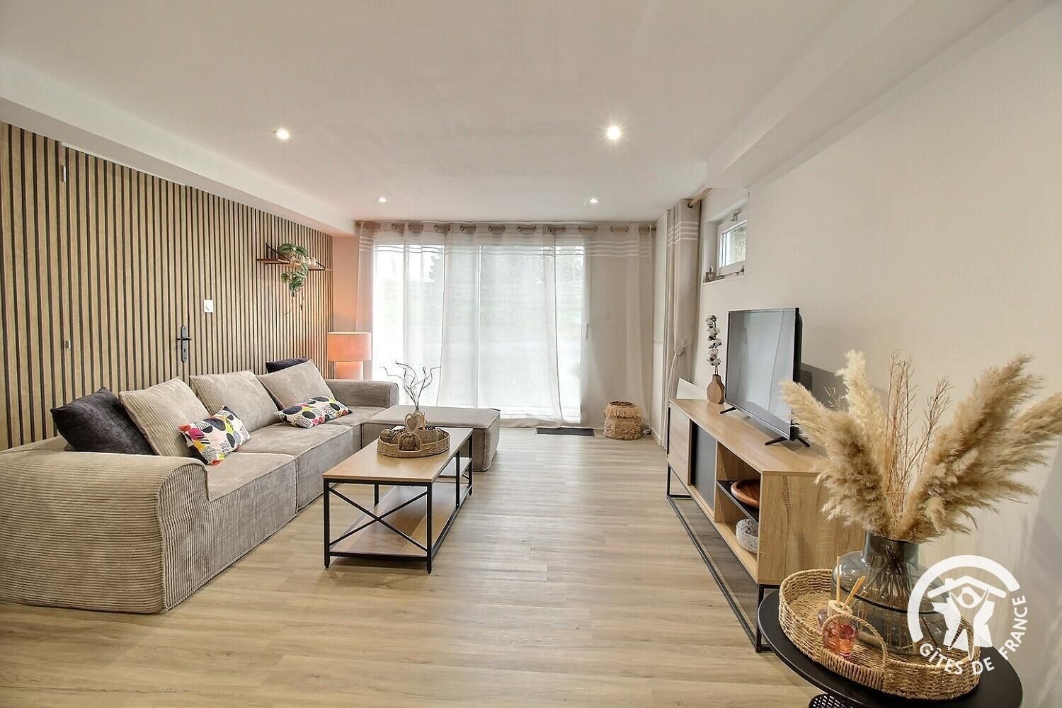 Een moderne woonkamer met een bank, salontafel en tv-meubel.
