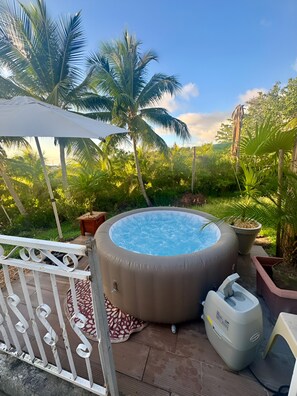 Outdoor spa tub