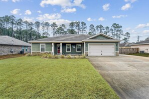 Exterior - The Sandy Feet Retreat - Private Backyard Oasis With Swimming Pool - Just Minutes From Navarre Beach (Navarre)