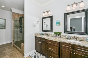 Shower, hair dryer, shampoo - The Sandy Feet Retreat - Private Backyard Oasis With Swimming Pool - Just Minutes From Navarre Beach (Navarre)