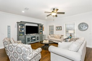 Smart TV, stereo - The Sandy Feet Retreat - Private Backyard Oasis With Swimming Pool - Just Minutes From Navarre Beach (Navarre)