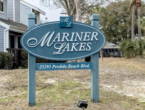 Placa indicando Mariner Lakes, na Avenida Perdido Beach, número 25293.