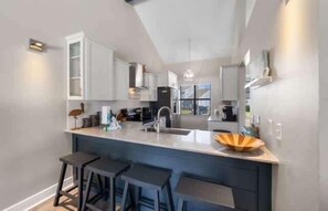 Fridge, microwave, oven, stovetop - Sandy Toes Retreat (Orange Beach)