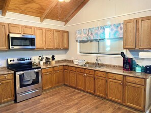 Frigorifero, microonde, forno, piano cottura