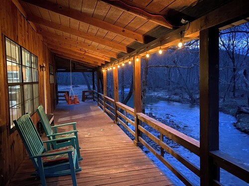 Creekside accommodations near Mt. View - Pet Friendly and a kids paradise