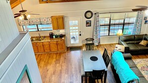 Un loft spacieux comprenant une cuisine, un coin repas et un salon.