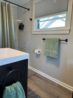 Hårføner, håndklær, såpe og toalettpapir