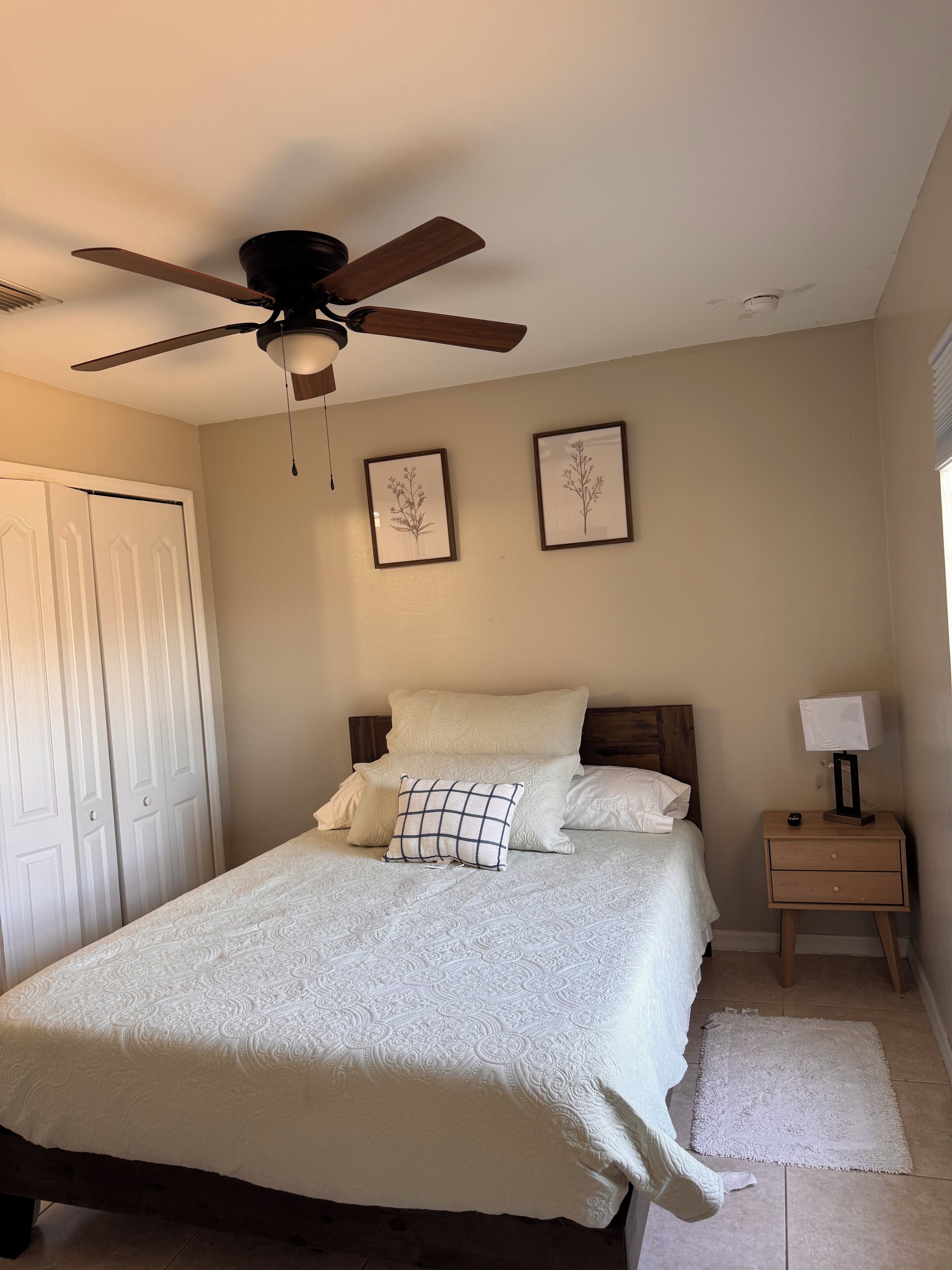 Fer et planche à repasser, accès Internet, draps fournis